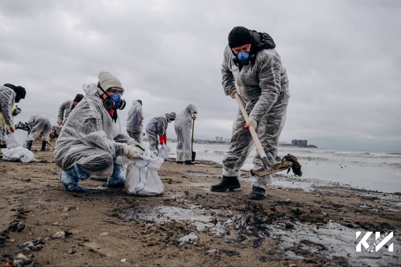 Уникальные научные методики очистки Черного моря и побережья предложили кубанские ученые  Точное прогнозирование, откуда и когда можно ждать новых выбросов мазута, значительно облегчило бы задачу ликвидаторам ЧС.   В этом смогли бы помочь выполненные почти два десятилетия назад разработки ученых КубГУ, убежден Владимир Бабешко, глава НИЦ прогнозирования и предупреждения геоэкологических и техногенных катастроф КубГУ:  «Учеными КубГУ накоплен большой опыт высокоточного моделирования поведения и осаждения загрязняющих веществ в атмосфере, акваториях и грунтах от всех типов источников. Методики очень заинтересовали японцев - после выброса в океан радиоактивно зараженной воды в результате аварии на Фукусимской АЭС».  Сейчас, по мнению ученого, пригодились бы и модели диффузионного поведения «загрязнитель - грунт» для уже построенных на побережье мазутных отстойников.  «При ликвидации нефтепродуктов следует разложить их на безвредные для природы вещества, в том числе биологическими средствами. Речь идет о бактериях, питающихся нефтепродуктами», - отметил Владимир Бабешко.  ⏺Все это может стать частью единой стратегии ликвидации аварии и оценки перспектив самоочищения моря.     Новости тут   Прислать фото/видео