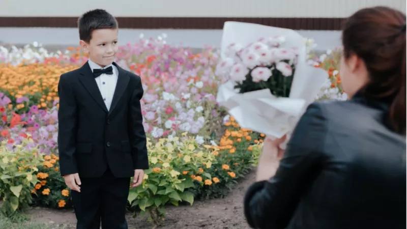 В новом учебном году барнаульские школьники столкнулись с изменением формы Национальный стандарт регламентирующий ее выбор утвержден в России с 1 июля Новый ГОСТ регламентирует качество материала из которого должна быть пошита школьная форма а также определяет ее стиль Одежда должна быть официально деловой поэтому классический комплект традиционно включает брюки или юбку жакет или жилет Одежда должна быть свободной и может включать в себя символику школы эмблемы нашивки или шевроны Допустимо и в нашем городе это довольно распространено когда цвет формы учащихся начального и основного звена разнится или выделяются какие то отдельные классы например кадетские от общеобразовательных подчеркивает заместитель председателя городского комитета по образованию Наталья Михальчук ТОЛК
