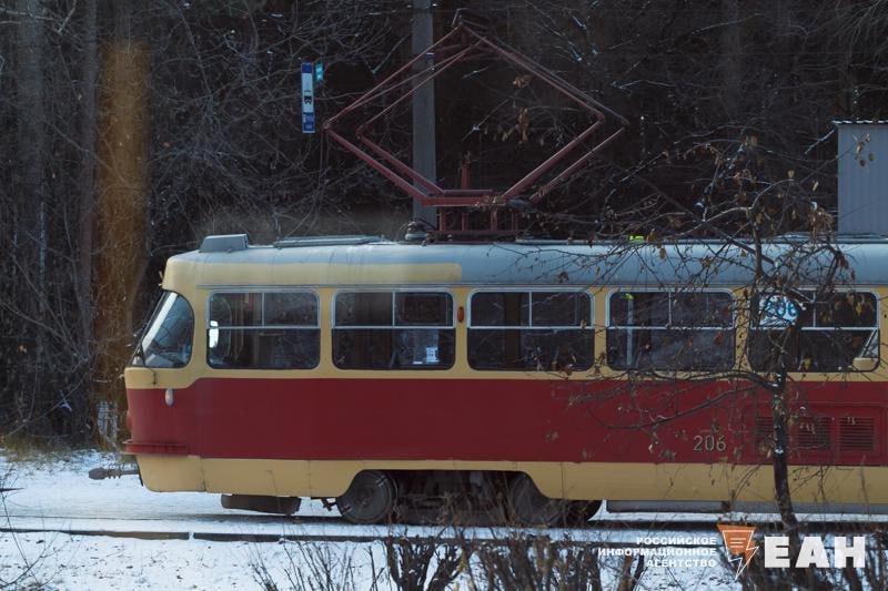 Морозы заставили общественный транспорт Екатеринбурга снизить скорость Департамент транспорта Екатеринбурга ввел временные ограничения для трамваев и троллейбусов из за похолодания до 25 градусов Теперь максимальная скорость трамваев ограничена отметкой 25 км ч а троллейбусов 35 км ч Меры приняты чтобы техника и контактные сети буквально не треснули от холода Пока на севере Свердловской области столбики термометров опускаются до 40 градусов транспорт в региональном центре будет придерживаться тактики тише едешь целее будешь до официального потепления ЕАН в MAX ЕАН в VK