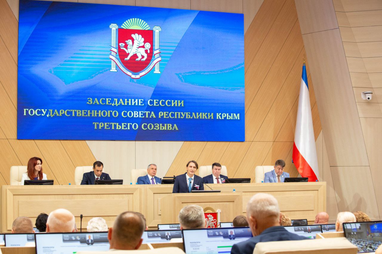 В Крыму с 1 сентября стартует эксперимент по легализации гостевых домов Соответствующий закон Госсовет республики принял в первом и втором чтениях на внеочередной сессии Об этом сообщает глава крымского парламента Владимир Константинов Таким образом все крымские гостевые дома должны будут подать документы для включения их в единый реестр объектов классификации в сфере туристской индустрии Каждый дом получает свой идентификационный номер Как сообщил министр курортов и туризма региона Сергей Ганзий в Крыму работают около девяти тысяч объектов имеющих признаки гостевых домов Подробно о новшестве мы рассказывали здесь Подписаться на РИА Новости Крым
