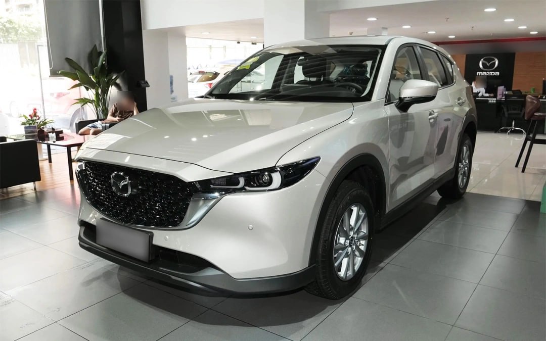 Mazda снова в России. Компания возобновила официальные продажи и даже предлагает гарантию Пока в шоурумах доступны Mazda CX-5 и CX-50. Часть машин уже у дилеров, часть — на складе и скоро поступит в продажу. Заводская гарантия предлагается на 3 года, или 100 тыс. км. Автомобили поставляются в Россию в основном из Китая. Это не параллельный импорт — поставки идут через партнёров официального представительства, поэтому и гарантия стандартная. Кроме того, у дилеров можно найти Mazda, ввезённые самостоятельно. На них действует либо страховка, либо локальная гарантия, зависящая от условий конкретного продавца. Официальное появление бренда в России это хорошая новость для тех, кто не хочет повторить судьбу владельцев серых "китайцев".