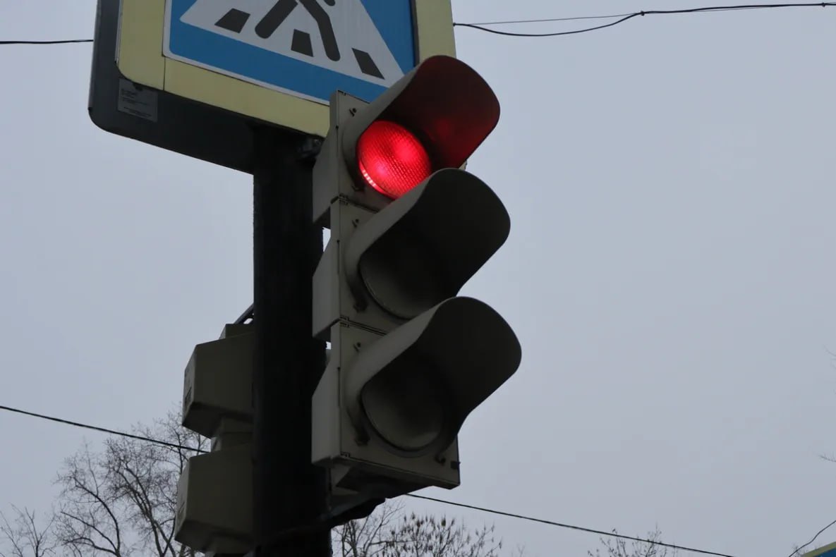 ⏺  В Хабаровске сократят количество нерегулируемых перекрёстков  Количество нерегулируемых перекрёстков сокращает администрация Хабаровска с целью повышения безопасности пешеходов. Новый светофор заработал накануне на пересечении улиц Ленина и Комсомольской — ранее здесь была просто нанесена зебра.  В ближайшие дни в городе начнётся монтаж опор под новые светофоры — регулироваться с помощью них будет перекрёсток улиц Муравьёва-Амурского и Истомина. Решение об установке принято в связи с плотным трафиком на главной улице краевой столице и связанными с этим сложности выезда с Истомина.