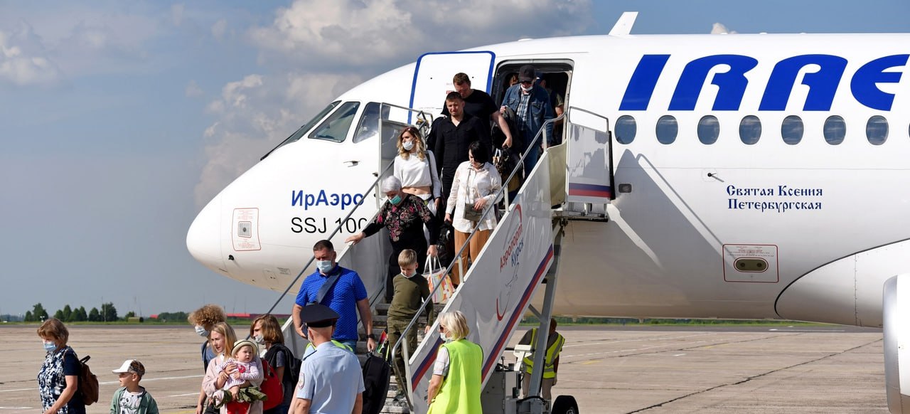 С 1 февраля жители Бодайбо и Бодайбинского района смогут летать в Иркутск и обратно по специальному сниженному тарифу 13 902 5 рубля Льгота распространяется на рейсы авиакомпании ИрАэро которая победила в конкурсе министерства транспорта и дорожного хозяйства Иркутской области Часть стоимости билетов компенсирует областной бюджет Ранее северяне вынуждены были платить по высоким коммерческим ценам что оставалось одной из самых болезненных проблем территории Высокая цена билетов на маршруте Иркутск Бодайбо долгое время являлась одним из самых острых вопросов для местных жителей отметил Игорь Кобзев Специальный тариф доступен только при наличии прописки в Бодайбо или районе и покупке билетов в авиакассах Иркутска либо Бодайбо Для остальных пассажиров цена остаётся полной Для поддержки авиасообщения с отдалёнными северными территориями внесли изменения в региональный порядок субсидирования Этот пилотный проект на маршруте Бодайбо Иркутск позволит оценить эффективность новой схемы Эту схему испытаем на рейсах из Бодайбо в Иркутск и обратно Если она будет успешной то распространим ее на все авиарейсы в труднодоступные территории Иркутской области сообщил Кобзев Иркутск политический в МАХ Подпишитесь на Иркутск политический