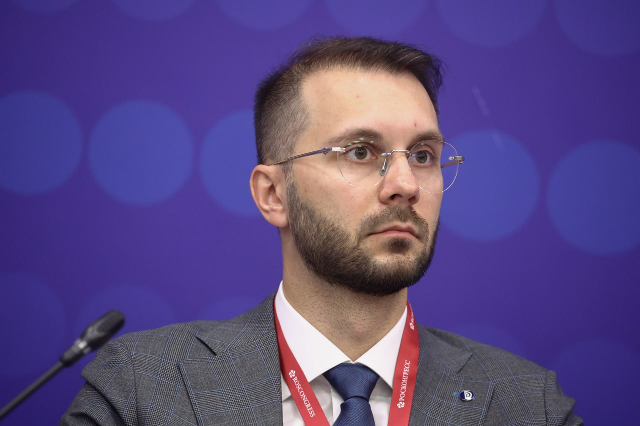 Проведенный в августе опрос бизнесменов показал что почти треть предпринимателей МСП считают обществознание самым полезным предметом в школе По их словам знания полученные на уроках помогают разбираться в правовых налоговых и этических вопросах в повседневной работе На втором месте среди самых полезных предметов по мнению 20 опрошенных находится математика Изучение формул и раздела логики заложило основу для проведения финансовых расчетов планирования и оценки рисков указали респонденты На третье место по полезности больше 10 предпринимателей поставили физкультуру Член генсовета Деловой России исполнительный директор Skyeng Рустам Айнетдинов считает математику самым полезным предметом для предпринимателей По его словам она учит не только считать но и видеть мир через логику и структуру Литература это отличный тренажер эмоционального интеллекта а история делает предпринимателя менее наивным подчеркнул делоросс Мир цикличен и это знание спасает от многих ошибок Школа дает фундамент и правильно что у нее нет задачи сделать из каждого предпринимателя Настоящая школа бизнеса это жизнь и навыки приходят с опытом отметил Рустам Айнетдинов
