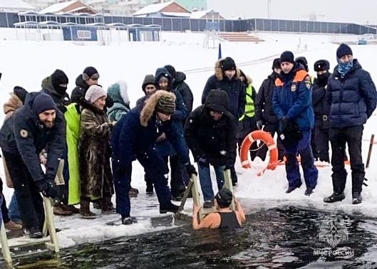 Сотрудники ГИМС обеспечили безопасность моржей во время заплыва в реке Лена  В Якутске на территории городского пляжа состоялся традиционный заплыв моржей.   Участники заплыва – члены федерации зимнего плавания в республике. Пока рекордом остается купание в минус 58 градусов атмосферного воздуха. Группа моржей разновозрастная, по Якутии их около 40 человек.   В заплыве участвовали опытные люди, имеющие соответствующую физическую подготовку. Тем не менее, на подобных мероприятиях с участниками и зрителями проводится разъяснительно-профилактическая беседа по правилам и мерам безопасного поведения на водных объектах. «Происшествий во время  заплыва не допущено», - Майя Алексеева.