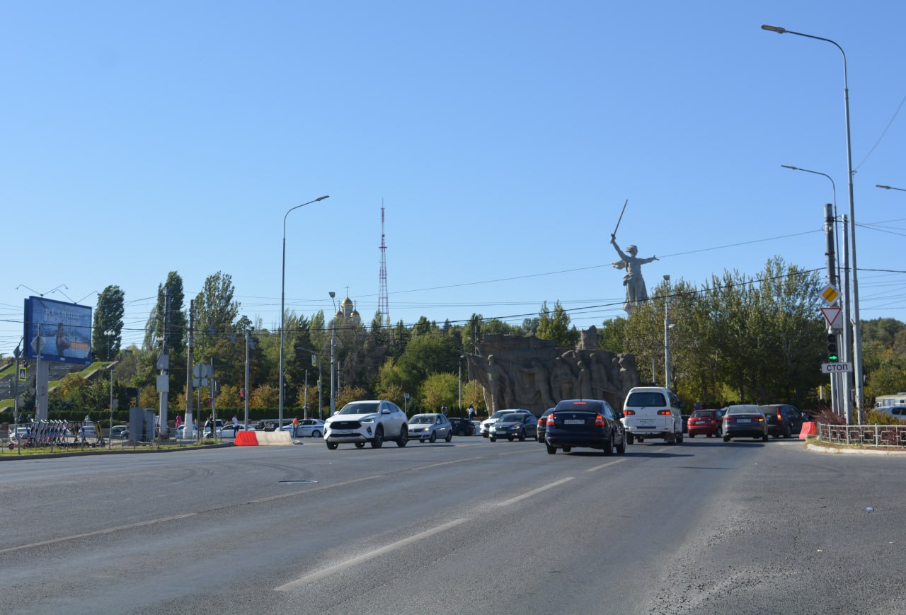 В Волгограде построят новые насосную станцию, водозабор и 27 километров водопровода  Проектирование масштабного обновления объектов водоснабжения Волгограда оценили в 478 миллионов рублей.   За документацию для строительства водозаборного сооружения и насосной станции первого подъема на границе Тракторозаводского и Краснооктябрьского районов готовы заплатить 177,5 миллиона рублей.   Еще более 301 миллиона стоит  проектирование нового водопровода и реконструкции очистных сооружений и насосной станции для Центрального, Краснооктябрьского, Дзержинского районов и Городище. Часть новых труб пройдет через Мамаев курган.