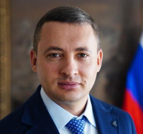 У экс главы Приморско Ахтарского округа Максима Бондаренко арестовали имущество на 250 миллионов рублей Прокуратура региона установила что занимая должность главы округа он приобрел три земельных участка общей площадью более 3000 квадратных метров три жилых дома и одно нежилое помещение Также Бондаренко купил три автомобиля и снегоболотоход добавили в ведомстве По данным прокуратуры Максим Бондаренко не подтвердил законность доходов на которые приобрел все вышеперечисленное имущество 30 января надзорное ведомство направило иск с требованием национализировать собственность экс главы Приморско Ахтарского округа Радио 104FМ Новая Россия Мы в МАХ