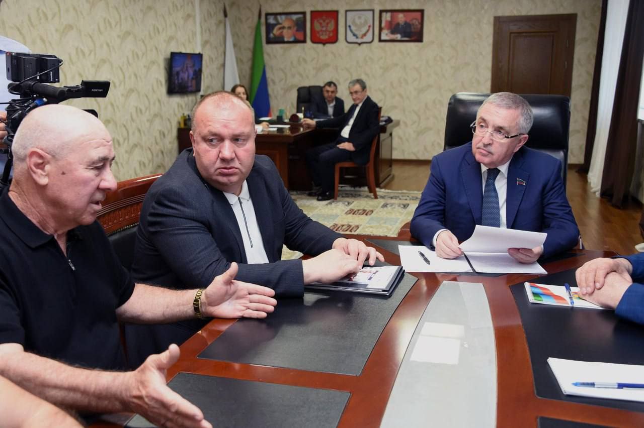 Первый вице-спикер парламента Дагестана Юрий Левицкий провел прием граждан для жителей Хасавюртовского района. В рамках встречи были обсуждены вопросы строительства школы, поликлиники, капитального ремонта автомобильных мостов и другие. По итогам проведенного приема Юрий Левицкий сообщил, что обратится в Правительство республики и другие ведомства для рассмотрения поднятых вопросов.