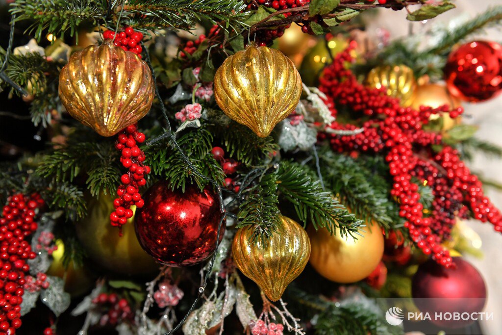 Не должны быть всякие черти Кощунственные игрушки недопустимы на новогодней елке для верующих заявил иеромонах Феодорит Сеньчуков А так можно и просто шарики как обычно и мишуру и какие то фигурки если они не символизируют каких нибудь демонов Подписаться на РИА Новости