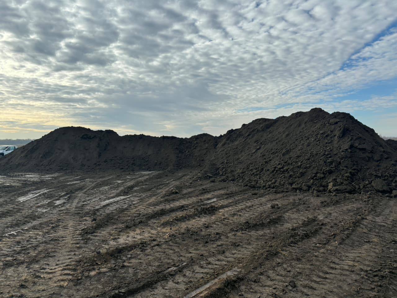 Предприниматели похитили 3 тысячи кубометров земли в Барнауле Полицейские установили что под видом законной деятельности бизнесмены похищали плодородную землю которая затем использовалась при ведении хозяйственной деятельности На записи с камер видно что груженный почвой транспорт работал исключительно в ночное время К реализации преступной схемы также были причастны исполнители погрузочных работ сообщили в ГУ МВД по Алтайскому краю По предварительным данным плодородный слой почвы нарушен и вывезен с участка площадью более двух гектаров Объем похищенной в Индустриальном районе города земли превысил 3 тысячи кубометров Правоохранители устанавливают сумму причиненного ущерба и урон нанесенный экологии В рамках доследственной проверки продолжается сбор доказательственной базы решается вопрос о возбуждении уголовного дела