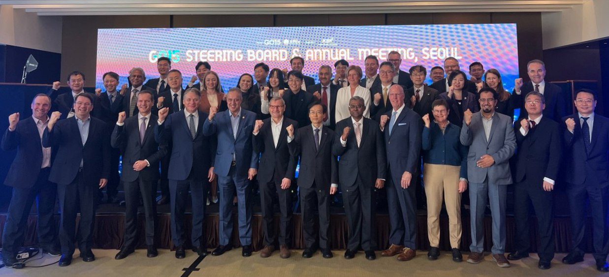 В Сеуле прошло годовое заседание GO15 Во встрече членов Ассоциации системных операторов крупнейших энергосистем GO15 в столице Южной Кореи принял участие Председатель Правления Системного оператора Федор Опадчий  Эксперты обсудили актуальные вызовы эпохи энергоперехода и возможные подходы к обеспечению надежного электроснабжения а также определили перечень приоритетных тем для изучения на 2026 год Участники приняли решение что российский Системный оператор совместно с американскими коллегами из компании CAISO возглавит исследования по внедрению технологий промышленного накопления электроэнергии В зоне особого внимания GO15 факторы влияющие на работу энергосистем разных стран  экспоненциальный рост энергопотребления  расширяющаяся автоматизация бизнес процессов  использование искусственного интеллекта  появление новых энергоемких потребителей включая центры обработки данных и майнинговые фермы Эра опережающего роста нагрузок выдвигает новые требования к надежности управления энергосистемами и ускоренному развитию энергоинфраструктуры Успех этой работы во многом зависит от способности системных операторов представителей исполнительной власти и регулирующих органов выстроить эффективное партнерство В числе первоочередных задач  повышение точности прогнозирования нагрузки на энергосистему  координирование распространения новых типов энергоемких потребителей с планами по развитию энергетики  привлечение новых типов потребителей к участию в программах управления спросом  привлечение инвестиций в отрасль  создание инструментов гибкости  меры по предотвращению сбоев в работе ВИЭ В завершение программы деловых мероприятий участники заседания совершили технический визит на Сеульскую ТЭС первую в мире подземную тепловую электростанцию построенную в черте мегаполиса