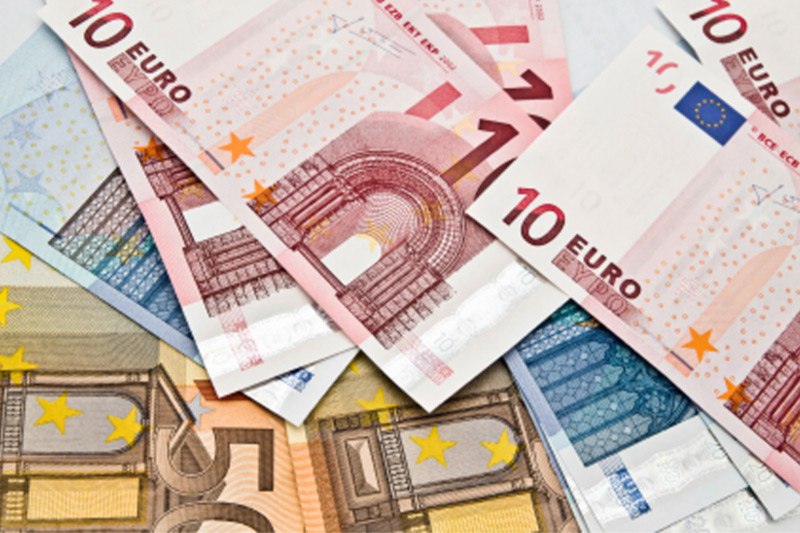 ЕС подготовил «ударный» список на €72 млрд против США Всё из-за 30%-ных тарифов Трампа, которые он пообещал ввести с 1 августа. В прицеле: самолеты Boeing почти €11 млрд Автомобили и машиностроение €9,4 млрд Бурбон и алкоголь €1,2 млрд …а также техника, химия, электроприборы, вина, фрукты, овощи и даже игрушки, оружие и инструменты. #ЕС #пошлины #торговля #Boeing #авто #бурбон #Трамп #международнаяполитика #экономика #tradewar #EU #USA