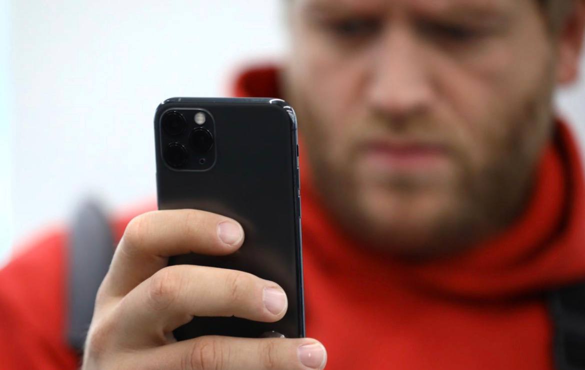 Мошенники используют доверие россиян к городским службам и выманивают персональные данные сообщили в telegram канале столичного Департамента ЖКХ В ведомстве указали что в чатах и личных сообщениях появились фейковые боты и мошенники которые представляются официальным ботом ДЖКХ Их цель выманить персональные данные или получить доступ к аккаунтам В департаменте подчеркнули что у них нет официальных ботов и они никогда не пишут первыми в личные сообщения с предложениями о перерасчёте актуализации данных или подтверждении заявки Единственный канал для связи и реагирования канал отдела мониторинга и чат этого канала Что делать если написали Не отвечайте не переходите по ссылкам не пересылайте никому никакие коды сразу жалуйтесь и блокируйте такого собеседника Если есть сомнения напишите t me DGKH mos в общий чат мы подтвердим что это фейк Обязательно передайте эту информацию всем своим родным и близким особенно пожилым перешлите в районные и домовые чаты рассказали в Департаменте Михаил Терещенко ТАСС Подписаться на ДП в Telegram MAX