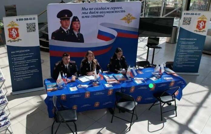 В Екатеринбурге открылся первый в Уральском федеральном округе рекрутинговый центр ГУ МВД России по Свердловской области. Учреждение будет работать в торговом центре VEER Mall, принимающем большое количество посетителей В ходе открытия для будущих стражей правопорядка и всех заинтересованных действующие полицейские организовали выставку вооружения, спецсредств, экипировки и служебного транспорта, которые используются в повседневной службе. Подробнее читайте на сайте «Областной газеты». предоставлено Валерием Горелых Подписаться на «ОГ» Прислать новость Поддержать канал