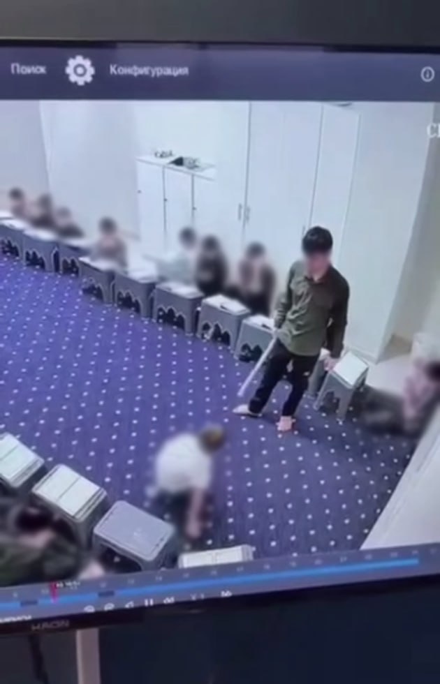 Видео, где учитель бьёт палкой двух мальчиков в одной из школ Чечни, дошло до следователей Управление Следкома по республике начало проверку по статье об истязании 117 УК РФ . Ранее в Сети появились кадры с камеры наблюдения, снятые якобы в школе хафизов Ан-нур в Гудермесе, где дети учат Коран наизусть. На видео преподаватель, вдоволь размахнувшись, бьёт палкой по ноге ученика, отчего тот падает на пол. Затем мужчина, придерживая ногой колено ребёнка, наносит удар по его стопе и так – ещё дважды. Далее учитель переключается на другого мальчика, который всё это время, как и другие дети, наблюдал за избиением одноклассника – только стоя и в ожидании наказания. Мужчина притягивает ученика к себе за руку, размахивается и бьёт палкой по его ягодицам, сбивая с ног, после чего повторяет свои действия ещё два раза. Следом преподаватель хватает ребёнка за голову, усаживает на пол и четыре раза бьёт по стопам. По одному удару палкой также получают третий и четвёртый ученики. Далее все четверо, «мотивированные» угрозой новых побоев, становятся в один ряд в планку. Бесследно такие «воспитательные» уроки, разумеется, не проходят. Владельцы телеграм-каналов опубликовали фото больших синяков, оставшихся на руках и ногах одного из избитых школьников. Между тем, в местных пабликах сообщается, что «ситуация была тщательно рассмотрена, необходимые меры – приняты, а вопрос – урегулирован соответствующим образом». Что конкретно предприняли власти, не уточняется. «ВКонтакте» и в «Одноклассниках», чтобы быть в курсе самых интересных новостей Кавказа. -канал АиФ – Северный Кавказ