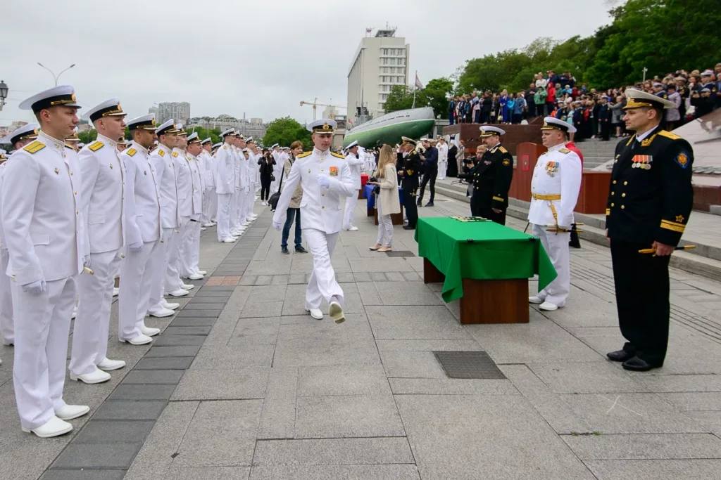Сегодня движение транспорта ограничили на Корабельной набережной Владивостока до 14:00. С 08:00 до 14:00 участок Корабельной набережной перекрыт в связи с торжественным выпуском офицеров и мичманов Тихоокеанского высшего военно-морского училища. Перекрыты участок дороги от дома №1 по Корабельной набережной до здания на улице Петра Великого, 2. При этом движение по набережной Цесаревича остается доступным, как и проезд по Светланскому переулку. Для грузового транспорта, направляющегося в порт, предусмотрен альтернативный маршрут через улицу Семеновскую. Администрация города рекомендует водителям заранее планировать свои маршруты.