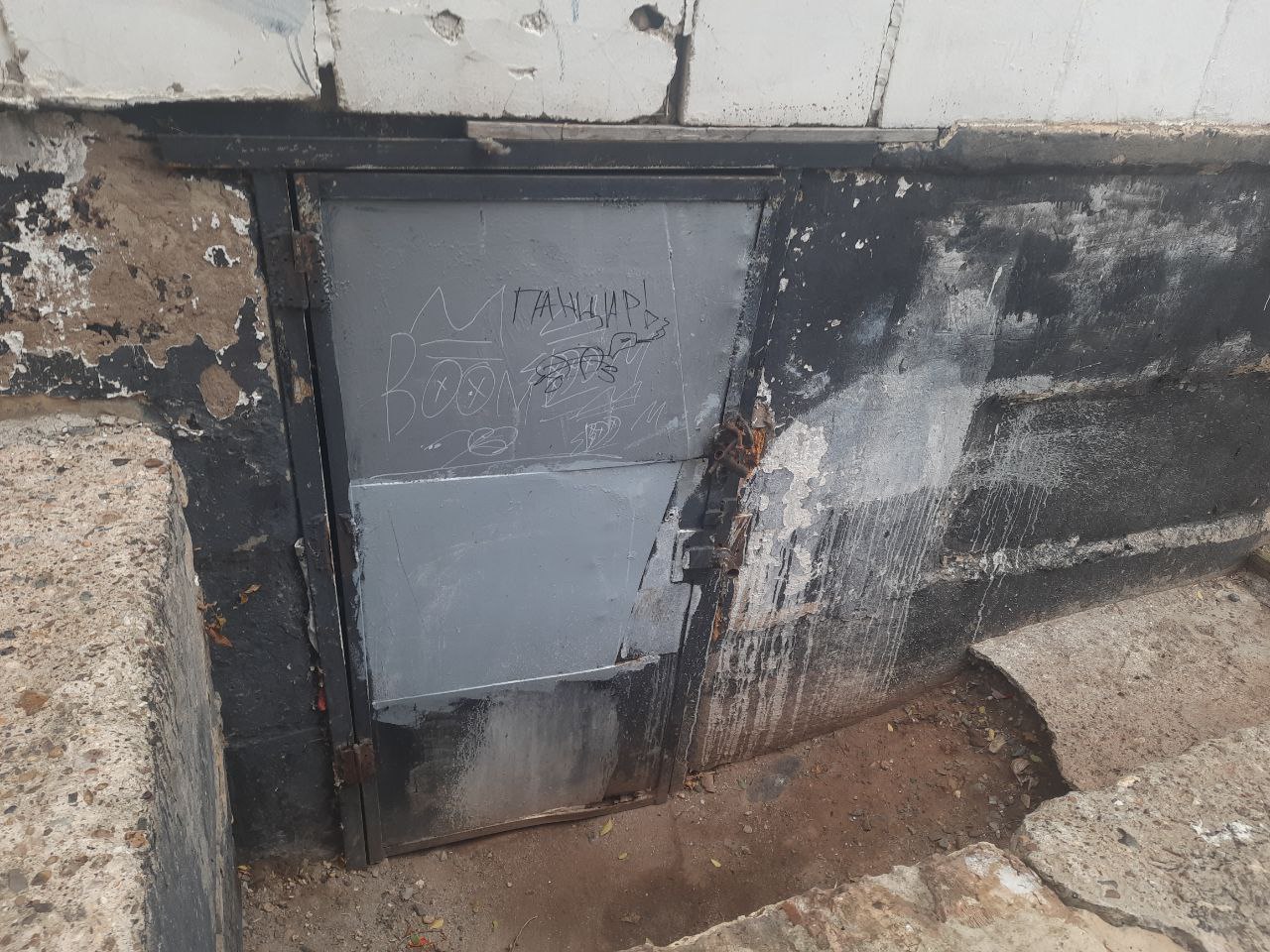 Управляющие компании Оренбурга и Орска привлекают к ответственности за плохое содержание домового фонда По данным областной Госжилинспекции мировой суд в Оренбурге оштрафовал на 126 тыс рублей ООО УКЖФ Северная из за разрухи в подъездах дома на улице Пролетарской 265 Специалист ГЖИ запросил в УК Северная необходимые документы однако в установленный срок они не были предоставлены а нарушения не были устранены В то же время в Орске постановлением прокурора привлечен к административной ответственности руководитель УК за ненадлежащее содержание общедомового имущества В доме на улице Горького 118 протекала кровля Подробнее читайте на нашем сайте Подпишитесь на канал ЕАН Оренбург