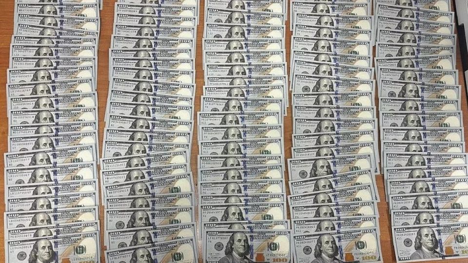 Не знала правил пассажирка в Сочи поплатилась миллионом рублей при вылете в Турцию В аэропорту Сочи задержали пассажирку вылетавшую в Стамбул с крупной суммой незадекларированных денег При досмотре в ручной клади 51 летней женщины были обнаружены 22 тыс 600 долларов США и 16 тысяч рублей Поскольку гражданка выбрала зеленый коридор и не заявила о деньгах письменно ее действия были признаны административным правонарушением В соответствии с законом ей была возвращена только разрешенная к беспошлинному вывозу сумма в размере 10 тысяч долларов Оставшиеся 12 8 тысяч долларов а это больше 1 млн рублей изъяты Как сообщили в пресс службе Сочинской таможни 51 летняя женщина пояснила что нарушение совершила из за незнания правил перемещения денег через границу Завели дело об административном правонару Подробнее