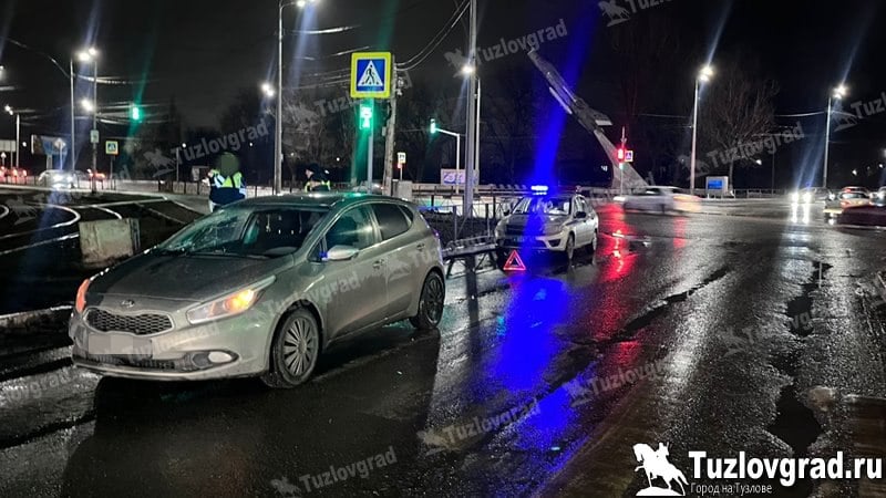 В Новочеркасске пожилая пара попала под машину, когда переходила дорогу ДТП произошло на улице Петрова.  На улице Петрова в Новочеркасске 23 декабря около 18:00 произошло ДТП, в котором сразу два пешехода получили травмы.  По предварительной информации, 37-летний водитель автомобиля «Киа Сид» поворачивал с улицы Трамвайной направо на улицу Петрова и сбил двух пешеходов, которые переходили улицу по регулируемому пешеходному переходу на свой зеленый сигнал светофора.  В результате ДТП травмы получили супруги – 64-летний мужчина и его 61-летняя жена, обоих в больницу доставила бригада скорой помощи. Мужчина перед столкновением пытался защитить супругу, оттолкнуть и закрыть собой от машины, поэтому получил более серьезные травмы, его жена получила лишь травму ноги.