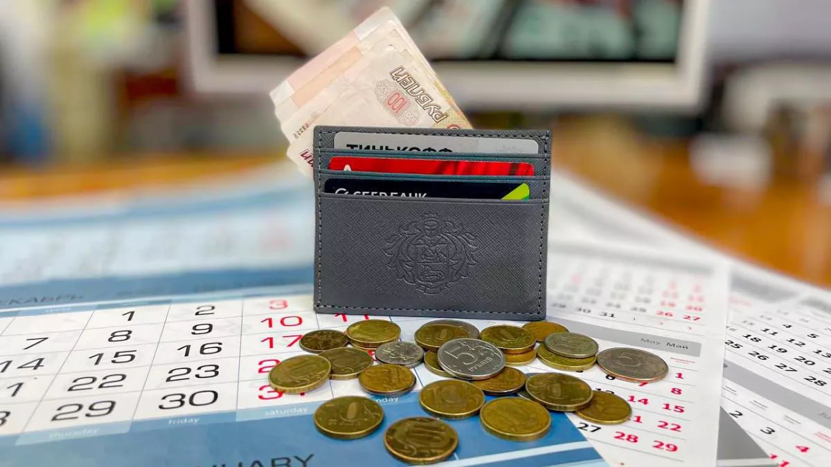 ТОЛК новости Барнаула Алтайского края и Республики Алтай Более 11 млн россиян получают зарплату на карту ВТБ Доля банка на рынке зарплатных проектов превысила 20 По итогам 2025 года число зарплатных клиентов физлиц выросло на 1 6 млн и достигло 11 1 млн человек что стало рекордным показателем для банка Количество корпоративных клиентов в рамках зарплатных проектов увеличилось на 28 до 440 тыс Существенный рост обеспечили работники ИТ и телекома сферы недвижимости образования финансов и АПК В ВТБ отмечают что для разных отраслей формируются специализированные предложения Среди регионов лидеров по числу зарплатных клиентов Крым Краснодарский край Татарстан Челябинская и Самарская области В ближайшие два года банк планирует увеличить долю на рынке зарплатных проектов до 25 расчеты ВТБ на основе данных Frank RG ТОЛК подробнее на канале ТОЛК новости Барнаула Алтайского края и Республики Алтай