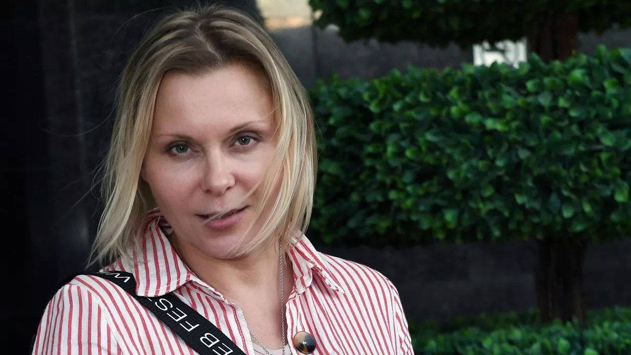 Актрису Яну Троянову признана Минюстом иностранным агентом внесена в перечень террористов и экстремистов заочно приговорили к 8 годам заключения по делу о призывах к терроризму и возбуждении ненависти Об этом сообщает РИА Новости Приговор вынес Второй западный окружной военный суд Актрису обвиняли по п а ч 2 ст 282 УК РФ возбуждение ненависти и вражды ч 2 ст 205 2 УК РФ публичные призывы к осуществлению террористической деятельности ч 2 ст 330 1 УК РФ уклонение от исполнения обязанностей иноагента Суд установил что в июне 2024 года находясь за пределами России Троянова совершила публичные высказывания которые выражают и формируют враждебно ненавистническое отношение к русским Впоследствии интервью было размещено на видеохостинге в публичном доступе Кроме того с апреля по сентябрь 2025 года Троянова уже будучи привлеченной к административной ответственности умышленно не представила в Минюст РФ отчеты о своей деятельности как иноагента