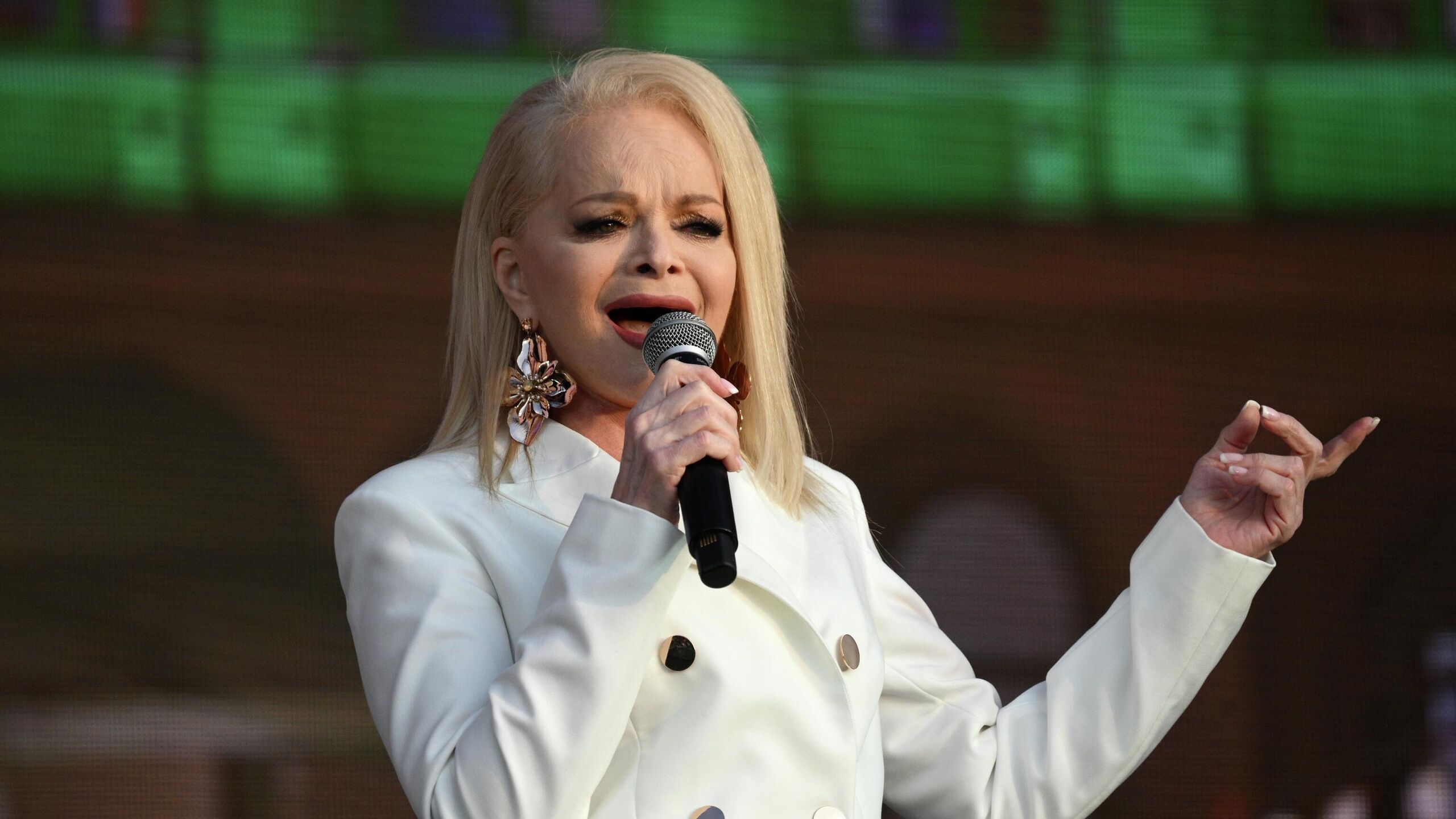 ДОМОДЕДОВО Московская обл 1 фев РИА Новости Народная артистка РФ Лариса Долина спела хором со зрителями свой главный хит Погода в доме на концерте в Домодедово передает корреспондент РИА Новости Долина дала первый в этом году большой сольный концерт Юбилей в кругу друзей в Домодедово в воскресенье Главней всего что пропела строчки припева Долина Зрители живо откликнулись и подхватили знакомый мотив Погода в доме пропели поклонники Долиной в ответ Остальные строчки припева главной песни о погоде в доме Долина также спела хором с публикой После исполнения композиции зрители искупали певицу в овациях Гости вечера кричали Браво и бурно аплодировали Долиной а также преподнесли артистке несколько букетов цветов