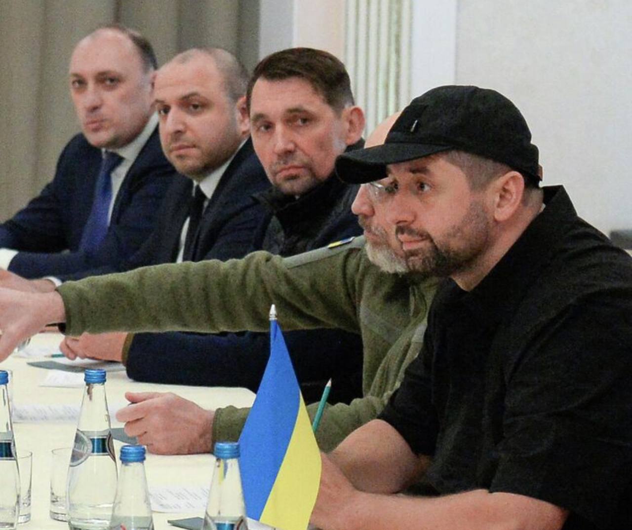 Зеленский усомнился в наличии мандата на принятие решений у российской делегации на переговорах в Стамбуле Как передает "РБК-Украина", украинский лидер также оценил состав российской переговорной группы как "бутафорский". По его словам, украинская сторона должна сначала оценить уровень представляющей Москву делегации перед переговорами. Внимание на фото. Уровень украинской делегации на Стамбуле-1 три года назад: прилично одеты только убитый вскоре Киреев, да Умеров, который тогда ещё депутатствовал и не был во главе ни минобороны, ни Фонда госимущества Украины.