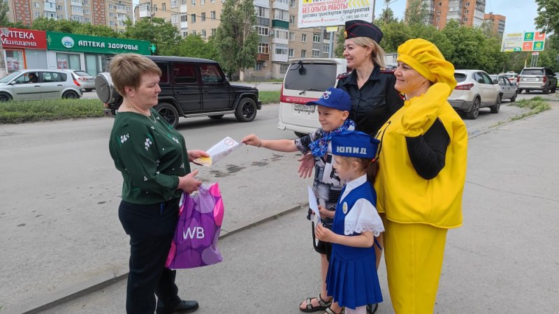 Госавтоинспектор совместно с юными помощниками провели профилактическую акцию «Заметный пешеход» В гости к детям пришел инспектор по пропаганде ОГИБДД УМВД России по городу Шахты старший лейтенант полиции Светлана Сологуб. Команда ЮПИД «Зеленый лучик» МБДОУ №34, отряд ЮИД МБОУ СОШ № 35 и «Родительский патруль» и Госавтоинспектор провели профилактическую акцию «Заметный пешеход». Участники мероприятия вышли к ближайшему от образовательного учреждения пешеходному переходу с листовками и обращениями к участникам дорожного движения. Совместно с инспектором ребята прошли по безопасному маршруту движения к детскому саду и обратно, ознакомились непосредственно на месте с правилами перехода проезжей части в безопасных для движения пешеходов местах. Юные участники акции раздали листовки пешеходам и водителям, напомнив основные правила поведения на дороге и попросили быть внимательными и законопослушными, беречь свои жизни и жизни других участников дорожного движения. По окончании мероприятия Светлана Петровна подарила детям световозвращающие элементы, рассказала, как правильно прикрепить их к одежде или рюкзаку, чтобы стать максимально заметным для водителей транспортных средств. #gumvdro #мвд #мвд61 #МВДРоссии #полиция #ростов #ростовскаяобласть