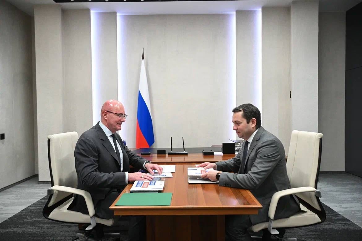 На рабочей встрече в Москве с вице-премьером Дмитрием Чернышенко обсудили реализацию поручений Президента по итогам Международного арктического форума.  Также говорили о наших ключевых объектах, включенных в мастер-планы опорных агломераций.     Развитие туризма и возможность создания круглогодичных курортов на побережьях Белого и Баренцева морей в рамках проекта «5 морей и озеро Байкал».    Строительство кампуса мирового уровня на базе Мурманского арктического университета.     Обновление спортивных объектов в Мурманске, включая капитальный ремонт центрального бассейна и Ледового дворца, а также строительство крытого футбольного манежа.     Создание федерального центра подготовки по зимним видам спорта. Который в условиях Крайнего Севера станет привлекательным и комфортным местом для тренировочных сборов спортсменов со всей России.   Спасибо Дмитрию Николаевичу за внимательное отношение к Мурманской области.