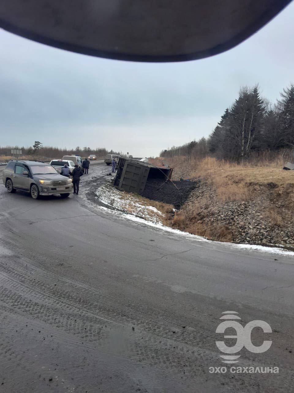 Самосвал и легковушка не поделили дорогу в Углегорском районе   Авария случилась на повороте на Шахтёрск. Самосвал ушёл в кювет, рассыпав уголь, а легковушка — внедорожник — улетела на 150 метров вниз по дороге.   Водитель Lada Niva Travel жив, но автомобиль его значительно пострадал. На месте работал экипаж ДПС.   Эхо Сахалина.