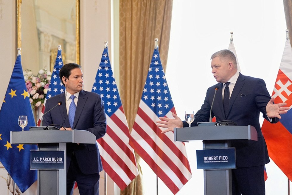 Госсекретарь США Марко Рубио отправился с визитом в Словакию и Венгрию В Братиславу он прибыл в воскресенье а в понедельник его уже ждут в Будапеште Выбор стран которые решил посетить главный американский дипломат неслучаен Он демонстрирует с кем США готовы вести диалог в Европе кого считают своими партнерами Это страны с которыми у нас очень прочные отношения которые активно сотрудничают с США и тесно взаимодействуют с нами Это хорошая возможность их посетить к тому же я раньше никогда не бывал ни в одной из этих стран отметил сам Рубио Фото Alex Brandon Reuters Подписаться на Российскую газету в Читать нас в MAX