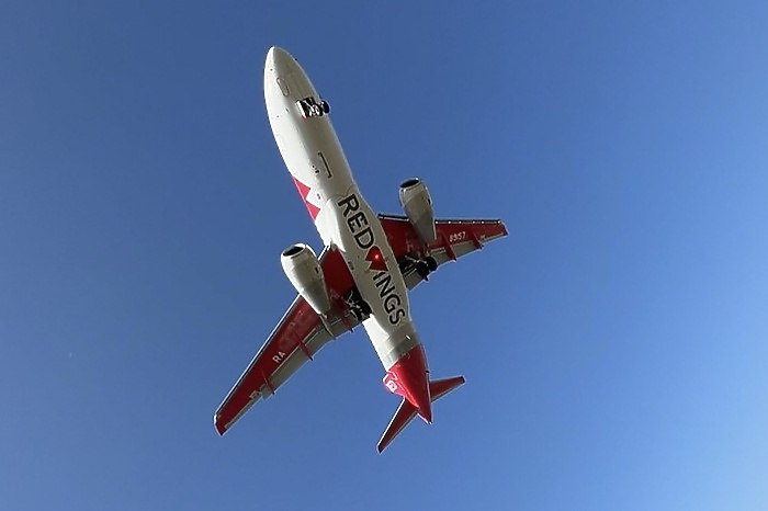 Уральские авиалинии опровергли информацию о самолёте призраке на рейсе Стамбул Екатеринбург Появившаяся во многих телеграм каналах информация о самолёте призраке Уральских авиалиний который не прилетел за екатеринбуржцами в турецкий Стамбул не соответствует действительности Об этом заявила пресс служба авиаперевозчика Рейс U6 774 по маршруту Стамбул Екатеринбург за 29 декабря время вылета которого ранее было перенесено на более позднее отправлен из аэропорта Стамбула в 06 19 Номер рейса не менялся Воздушное судно выполняющее рейс прибыло в Стамбул из Сочи с задержкой по метеоусловиям сильный ветер сообщают Уральские авиалиний О несуществующем рейсе со ссылкой на неназванного пассажира сообщил телеграм канал Shot который вместе с ещё 149 людьми не смог улететь в Екатеринбург 29 декабря в 20 15 из Стамбула Пассажирам якобы объявили что такого рейса не существует пишет ЕАН uralweb ru