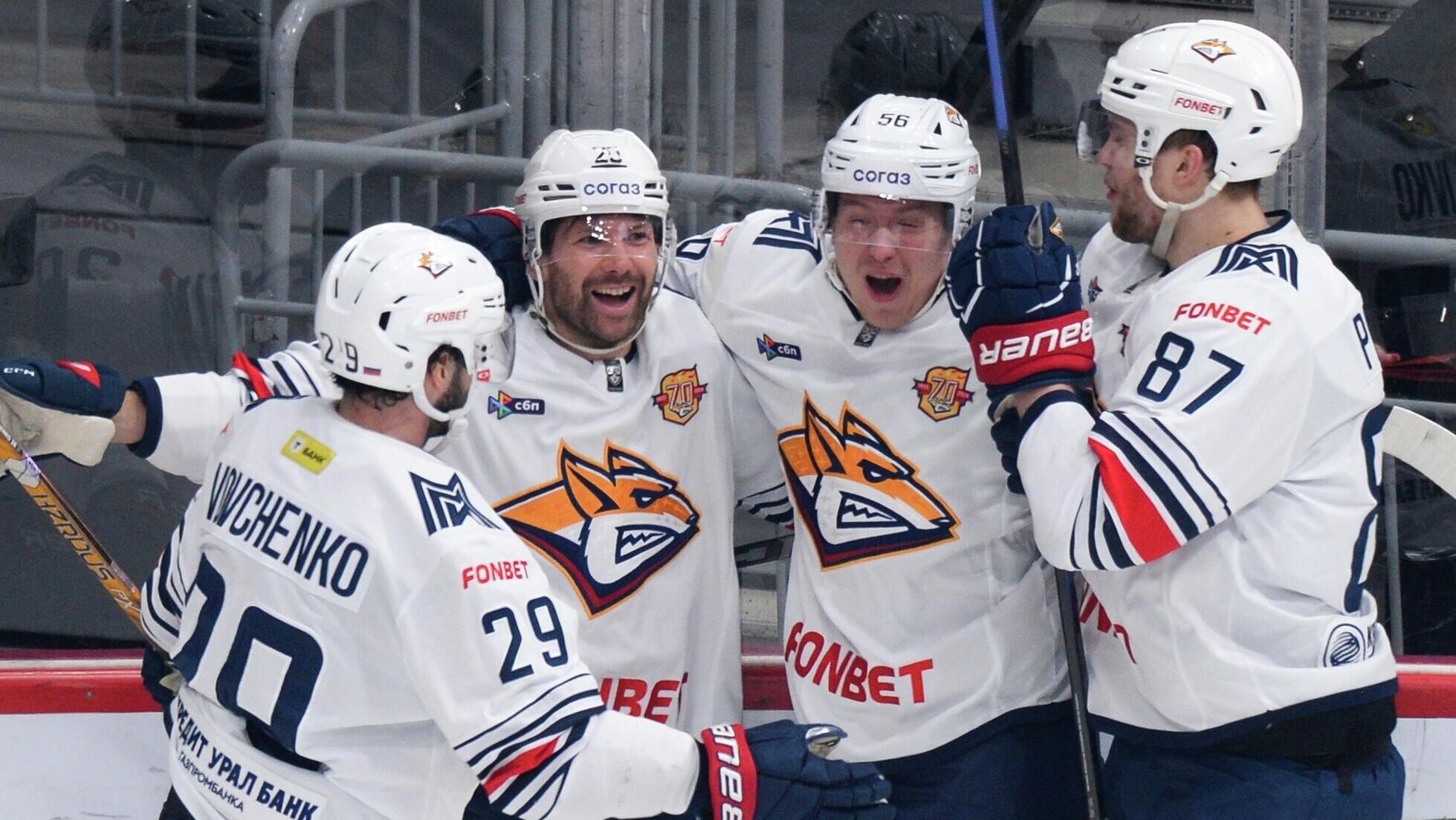 Магнитогорский Металлург обыграл астанинский Барыс в матче регулярного чемпионата Континентальной хоккейной лиги КХЛ Встреча в Астане завершилась победой гостей в овертайме со счетом 3 2 1 0 1 1 0 1 1 0 В составе Металлурга дубль оформил Руслан Исхаков 7 я 26 я минуты еще одну шайбу забросил Дерек Барак 61 У Барыса отличились Тайс Томпсон 36 и Райли Уолш 55 Металлург 89 очков возглавляет таблицу Восточной конференции где Барыс 45 идет предпоследним десятым Ранее магнитогорский клуб первым обеспечил себе участие в розыгрыше Кубка Гагарина В следующем матче Металлург примет хабаровский Амур 20 февраля Барыс в этот же день сыграет с Шанхайскими драконами на домашнем льду В другом матче екатеринбургский Автомобилист одержал домашнюю победу над Сочи 4 1 2 0 1 1 1 0