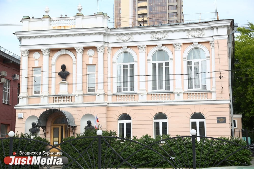 В Екатеринбурге за последние годы город вместе с правительством Свердловской области и частными инвесторами смог отреставрировать десятки объектов культурного наследия С 2016 года для сохранения 31 памятника удалось привлечь более 2 5 миллиарда рублей частных вложений Доля ОКН требующих консервации или реставрации сократилась почти в два раза сообщил глава столицы Урала Алексей Орлов В планах к 2045 году не только снизить этот показатель до минимального уровня но и превратить наше наследие в драйвер туризма и креативных индустрий отметил градоначальник По данным МУГИСО на Инвестиционной карте региона сегодня представлены 14 памятников в разных населённых пунктах которые предлагаются инвесторам для реализации проектов с приспособлением под современное использование Всего на территории Свердловской области насчитывается 1791 ОКН Значительное количество объектов расположено в Екатеринбурге Ирбите Верхотурье justmediaru