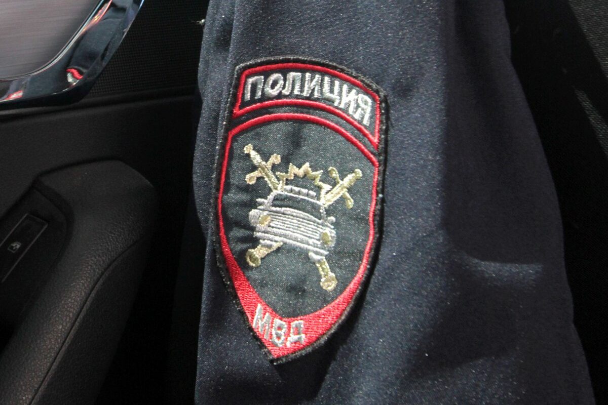 Пьяный и неопрятный пенсионер напал на полицейского в Смоленской области В Смоленской области 63-летний пенсионер напал на сотрудника полиции. Подробности дела рассказали в объединенной пресс-службе судов Смоленщины. Инцидент произошел 29 января 2025 года в городе Велиж. Вышедший на дежурство начальник уголовного розыска заметил подозрительного мужчину: он был неопрятно одет, двигался шаткой походкой и по всем признакам походил на пьяного. "В целях пресечения возможного административного правонарушения, полицейский обратился к данному мужчине, который попытался от него скрыться. После того, как сотрудник полиции догнал мужчину, последний нанес ему удар кулаком в область лица, порвал форменное обмундирование", — добавили официальные представители суда. Свою вину пожилой человек признал полностью. Его действия были квалифицированы как "применение насилия, не опасного для жизни или здоровья, в отношении представителя власти в связи с исполнением им своих должностных обязанностей". Служители Фемиды посчитали, к совершению преступления мужчину подтолкнул алкоголь — это было расценено как отягчающее обстоятельство. В результате смолянину назначено наказание в виде 2 лет лишения свободы условно с испытательным сроком 2 года.