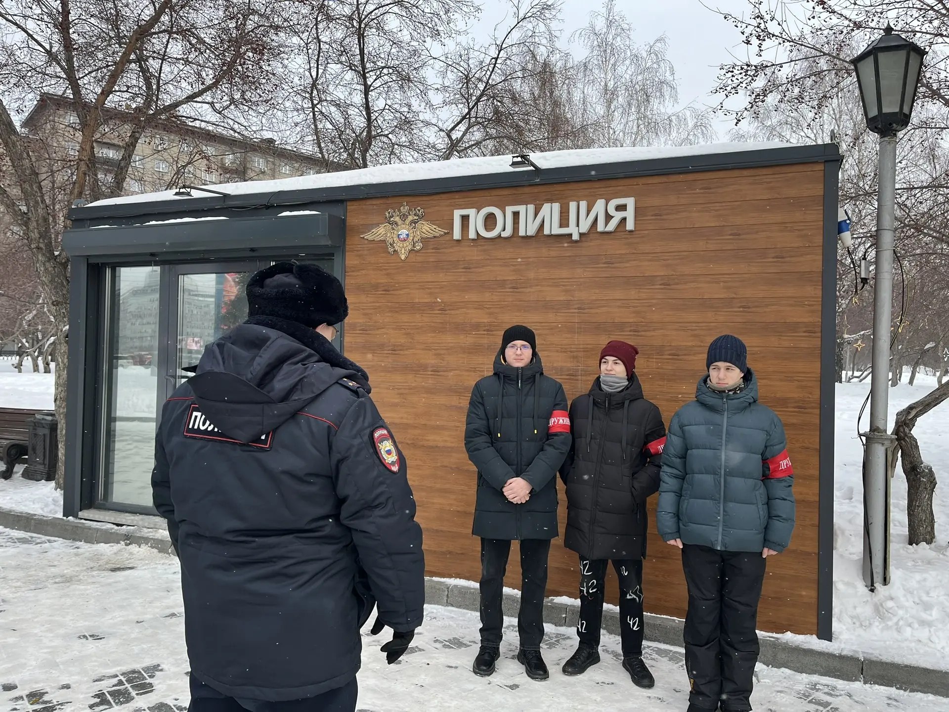 Дружинники Новосибирска поддерживали порядок в праздничные дни В центре Новосибирска патрулирование совместно с полицией вели народная дружина Витязь а также ООПН Беркут и Вымпел Дружина Хоробр Первомайского района не только следила за порядком но и провела ряд рейдов на которых выявила правонарушения Также дружинники патрулировали берег реки Иня чтобы предупредить людей об опасности выхода на непрочный лёд Члены дружины Молодёжная дежурили на вокзале Новосибирск Главный а в Рождество у собора Александра Невского во время праздничных служб В конце декабря дружинники совместно с Госавтоинспекцией организовали акцию на площади Ленина чтобы напомнить водителям о важности соблюдения правил дорожного движения Народные дружины и общественные объединения следят за порядком в городе круглый год Их активное участие способствует созданию комфортной и безопасной среды для всех горожан подчеркнул секретарь штаба народных дружин города Новосибирска Сергей Борисов