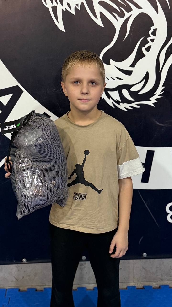 8 9 ноября 2025 в г Алчевск на базе Спортивной школы 1 им С А Балина состоялось Республиканское соревнование по кикбоксингу посвященные Дню Народного Единства  Организатором турнира выступили Региональное отделение Общероссийской общественной организации Федерация кикбоксинга России в ЛНР и Министерство спорта ЛНР при поддержке Республиканского центра спортивной подготовки сборных команд В соревнованиях приняли участие спортсмены Луганска Алчевска Свердловска Лутугино и Старобельска Спортсмены соревновались в татами и ринговых дисциплинах По завершении соревнований победители и призеры были награждены дипломами и медалями Минспорта ЛНР Специальный приз от депутата Народного Совета ЛНР Максима Величко перчатки для занятий кикбоксингом получил юный алчевский спортсмен Кулик Тимофей