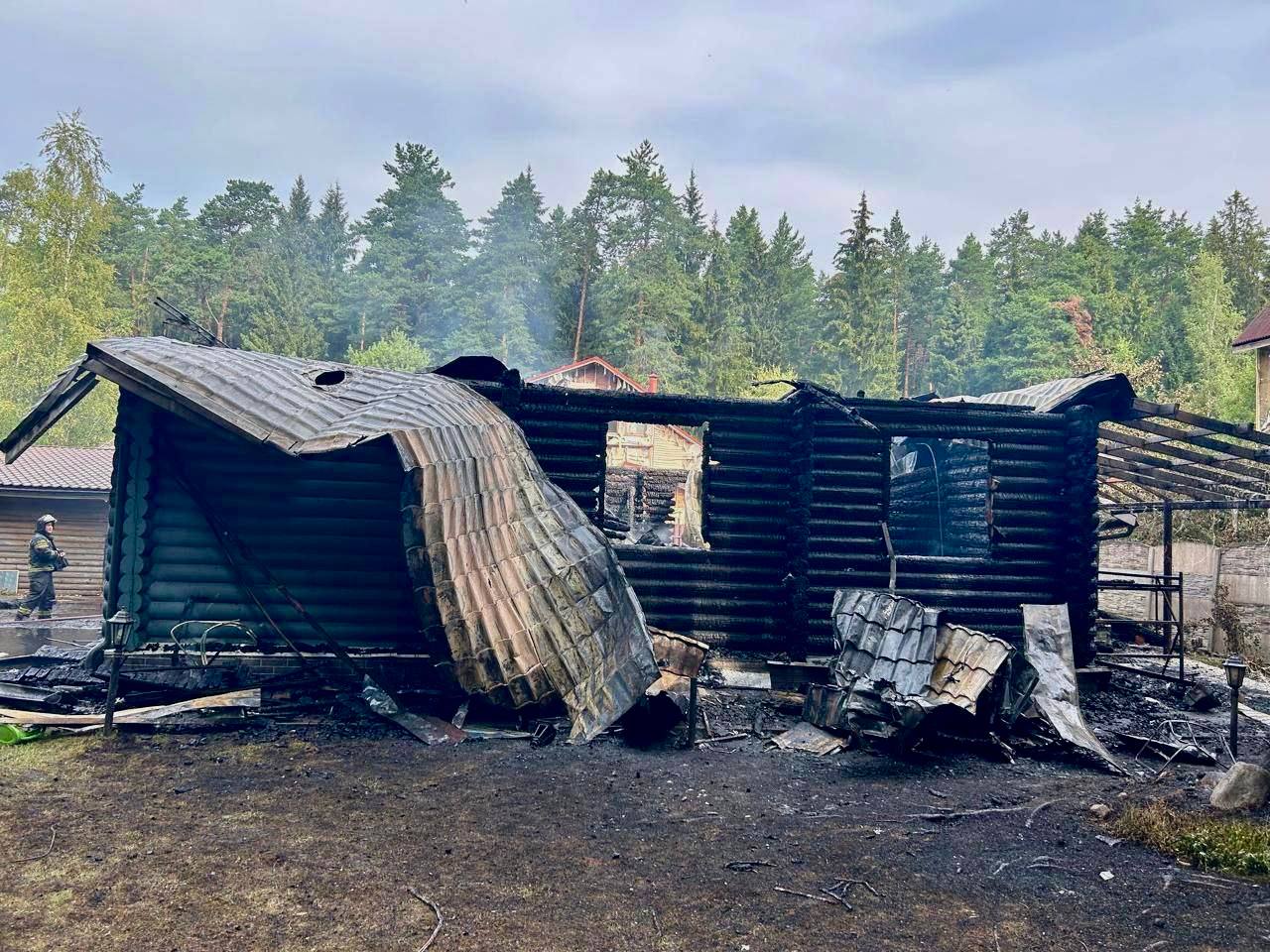 В утреннем пожаре в  Одинцовском округе пострадали бабушка и внуки   Ранним утром в одном из СНТ произошел сильный пожар. На пульт экстренных служб 112 поступил вызов о возгорании в частном жилом доме. К моменту прибытия пожарных пламя уже полностью охватило здание. Также частично пострадали близлежащие строения.  В момент происшествия в доме находились пожилая женщина и двое ее внуков — 5 и 7 лет. Все они получили травмы различной степени тяжести и были срочно доставлены в больницу.  Предварительная версия причины возгорания — неисправность электропроводки в доме.