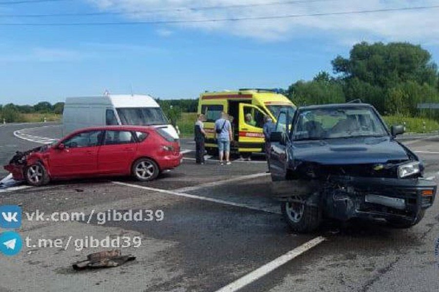 В Гурьевском районе 87-летний водитель спровоцировал двойное ДТП с пострадавшими  По предварительным данным, в среду в 09:10 на 4 км +400м автодороги «Калининград — Мамоново II» 87-летний водитель «Ниссана» при выполнении поворота налево на нерегулируемом перекрестке не уступил дорогу движущейся во встречном направлении «Мазде». Произошло столкновение, после чего «Мазда» врезалась в «Фольксваген».  В результате ДТП водитель «Ниссана», а также пассажиры «Мазды»  67-летняя женщина, 17-летняя девочка  получили телесные повреждения, несовершеннолетняя госпитализирована.