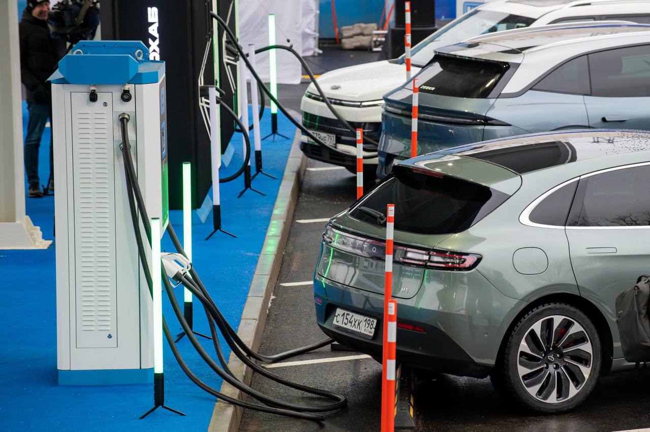 Продажи электромобилей в России взлетели почти на 57 в ноябре Было зарегистрировано 1602 новых электромобиля сообщил директор аналитического агенства Автостат Сергей Целиков В то же время по отношению к сентябрю эксперты зафиксировали снижение на 1 Как отметил Целиков на рынке произошла смена лидера китайский бренд Zeekr существенно сдал позиции сократив продажи на 54 до 196 единиц В то же время большинство других марок из топ 10 показали рост В список десяти самых продаваемых марок электромобилей в ноябре 2025 года также вошли Xiaomi BYD Avatr Tesla Geely BMW и Honda Сергей Ермохин ДП Подписаться на ДП в Telegram MAX