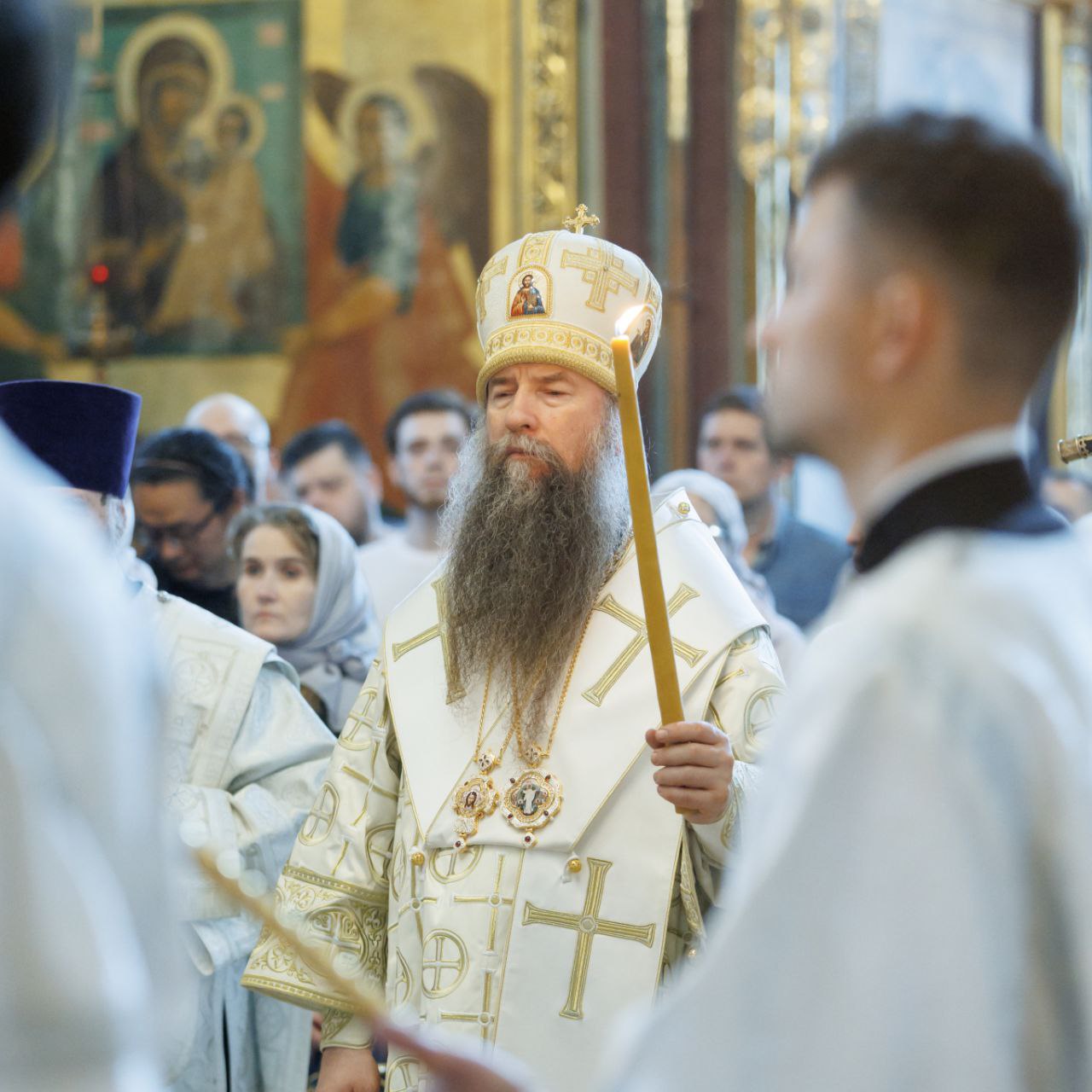 1 июня в Лавре прошли богослужения Недели святых отцов I Вселенского Собора. В этом году она совпала с днём памяти благоверного великого князя Димитрия Донского и его супруги преподобной Евфросинии Московской. Великокняжескую пару Церковь чтит как пример истинно христианской добродетельной любви. Чета часто приезжала к преподобному Сергию Радонежскому за благословением — подвижник был крёстным 2 из 12 их детей. Своей усердной молитвой и воинской доблестью Димитрий Донской приблизил избавление Руси от татаро-монгольского ига. Святых отцов Вселенских соборов же мы почитаем как тех, кто утверждал истины христианства, как правильно понимать существо Божие. Именно на первом Вселенском соборе в Никее в 325 году была составлена основа Символа веры — молитвенного изложения сущности православия, которое поётся всеми верующими за каждой Литургией. «Будем стараться трудиться над своей душой. Будем стараться хранить чистоту веры православной и не уклоняться ни в какие еретические соблазны. Всё, что не в Православной Церкви, для нас должно быть чуждо. Да, где-то есть что-то, что приближается к этому или стремится, но вся полнота веры – наша православная». Архимандрит Серафим Кречетов