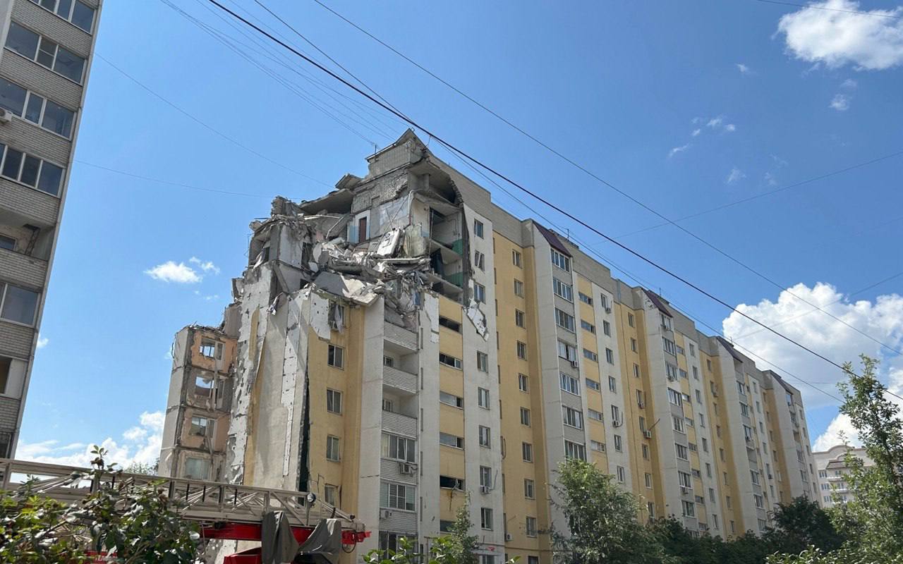 ‼ В Саратове приняли 450 заявлений на выплаты после взрыва на Блинова, 2.  Губернатор Роман Бусаргин заявил, что у области есть средства на поддержку пострадавших. Особое внимание уделяется семьям, где дети пойдут в школу в сентябре — таких во взорвавшемся доме 14.  Тем временем в соседнем доме  Блинова, 4 , который также пострадал, начался ремонт: заменят окна, восстановят кирпичную кладку и утеплят фасад.    Судьба дома на Блинова, 2 пока не определена — его могут снести или реконструировать. Окончательное решение примут после оценки повреждений.     Читать на сайте    #саратов #саратовскаяобласть