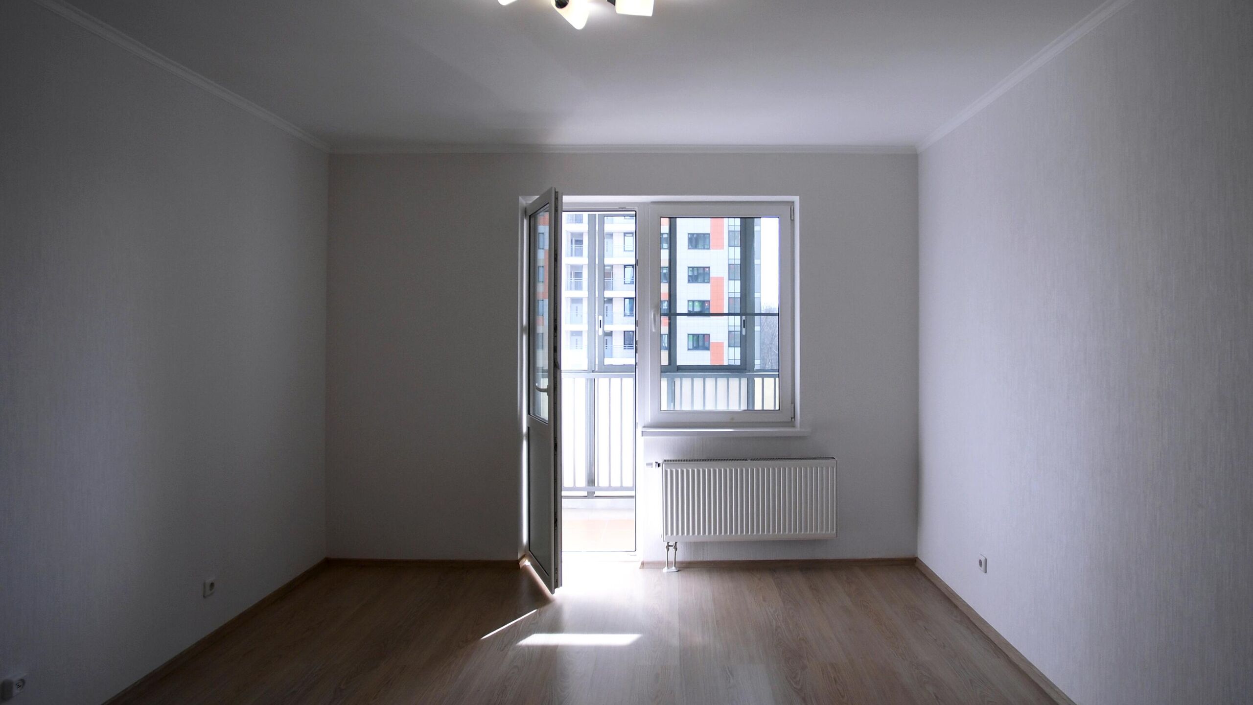 Более 150 квартир в 15 субъектах России были проданы после совершения дистанционных хищений с начала 2025 года сообщил замначальника следственного департамента МВД РФ Данил Филиппов Опять же скажу что у нас официальной статистики нет Как и в прошлый раз мы вручную обрабатывали несколько субъектов За 2025 год в 15 субъектах после совершения этих хищений были проданы квартиры Таких фактов 157 сказал он на круглом столе Актуальные проблемы при совершении сделок с недвижимостью в Госдуме Он добавил что основными из таких регионов стали Москва Санкт Петербург Новосибирск Челябинск Московская и Саратовская области а также Алтайский и Пермский края Как отметил Филиппов это регионы в которых наиболее высокая стоимость жилья