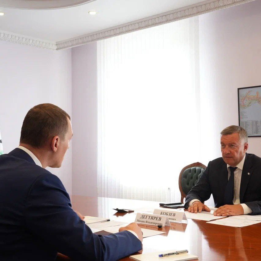 Развитие спортивной инфраструктуры обсудили Министр спорта России Михаил Дегтярев и Губернатор Иркутской области Игорь Кобзев.  – Сегодня в регионе ведется работа по проектированию и строительству крупных спортивных объектов. Приоритетным для нас остается завершение строительства Дома спорта в поселке Усть-Ордынский. На территории Ангарского городского округа на базе спортивно-оздоровительного комплекса областного Училища олимпийского резерва продолжается строительство регионального спортивного зала «Центр тяжелой атлетики», который является спортивно-тренировочным центром для подготовки сборных команд, - рассказал Игорь Кобзев.  Готовится документация по строительству нового стадиона и спортивного комплекса с ледовой ареной для керлинга и стрелковым тиром в областном центре. Также продолжаются работы по установке плоскостных спортивных сооружений в муниципальных образованиях области.