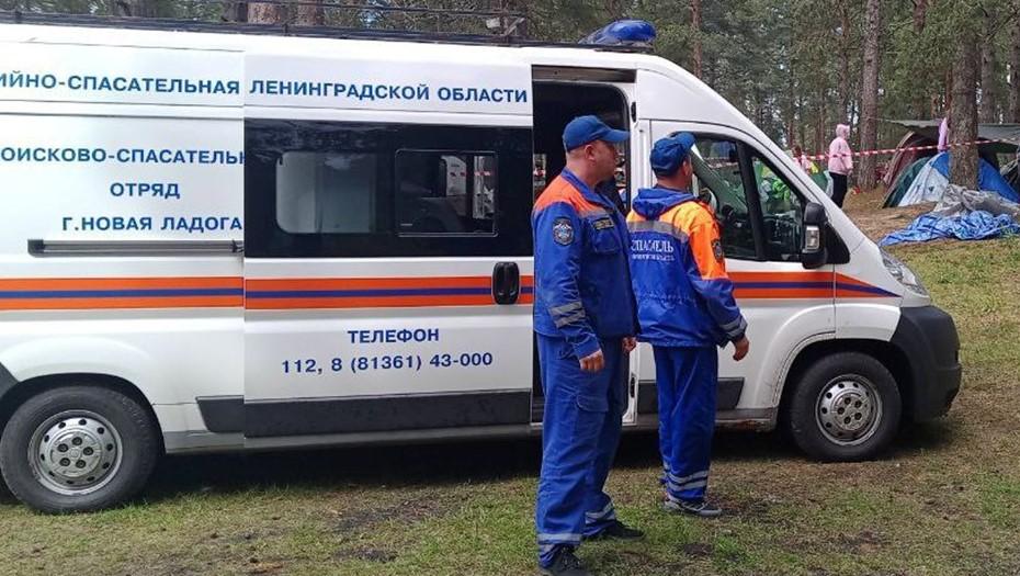В Приозерске молодые люди не могли выйти из леса из за медведя Вечером 26 августа трое петербуржцев столкнулись с диким зверем в лесу и не решались двигаться рядом бродил медведь На помощь прибыли спасатели и отпугнули животное с помощью звуковой ракеты Хищник ушёл никто не пострадал Ребят вывели из леса невредимыми Флэш Питер подписаться