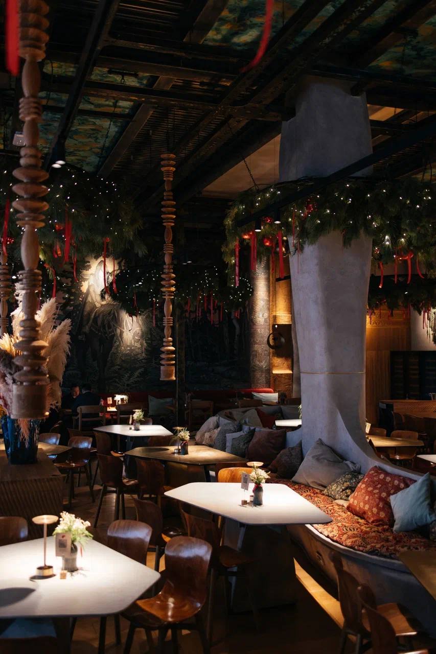 Горыныч это не змей о трех головах это современная харчевня В Ростове на Дону открылся ресторан Альянса White RabbitFamilу Горыныч Заведение расположено на пересечении проспекта Кировского и Красноармейской улицы рядом с киноцентром Большой Ресторан в Ростове на Дону будет соответствовать новому мышлению общества новой статусности Ее принцип основан на получении впечатлений   При этом создатели ростовского ресторана транслируют через интерьер русскую культуру Останавливаться на одном проекте Альянс Wite Rabbit Family не намерен Вскоре в Ростове на Дону откроется еще одна франшиза Че Харчо Реклама ООО Сказка Ресторан Горыныч ИНН 6163231566 erid 2SDnjcuFUud ООО Сказка Ресторан Горыныч