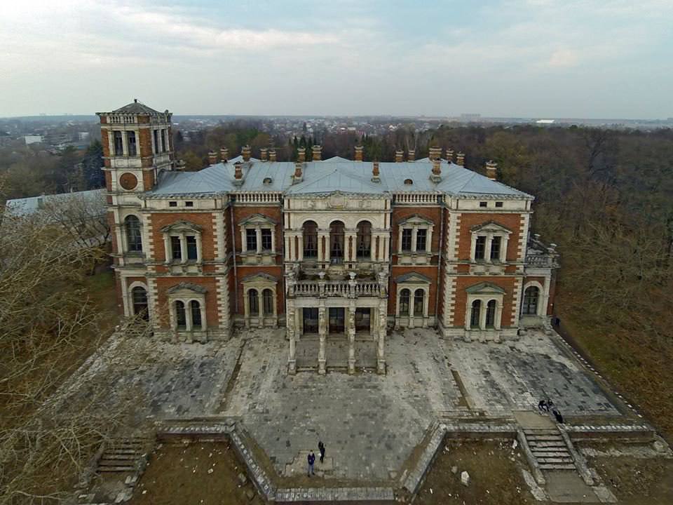 Усадьба Быково продана за 270 56 млн рублей В состав проданного комплекса вошли 15 зданий два из которых главный усадебный дом и ротонда на острове круглого пруда признаны объектами культурного наследия федерального значения Покупатель бизнесмен Михаил Масловский Он будет обязан провести работы по сохранению объектов культурного наследия и выполнять требования по их содержанию и использованию