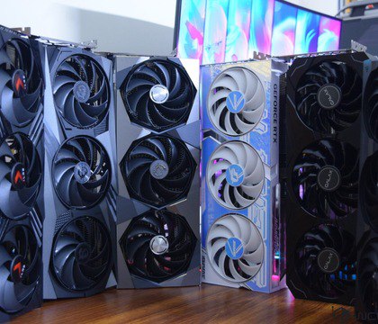 Разница в производительности между RTX 5080 и RTX 4080 составила менее 20 %  Традиционно переход на адаптеры нового поколения приводил к существенному росту производительности. Однако в данном случае часть энтузиастов может быть разочарована. На днях специалисты издания Digital Foundry протестировали новейшую видеокарту GeForce RTX 5080 в игре Cyberpunk 2077.  Читать далее