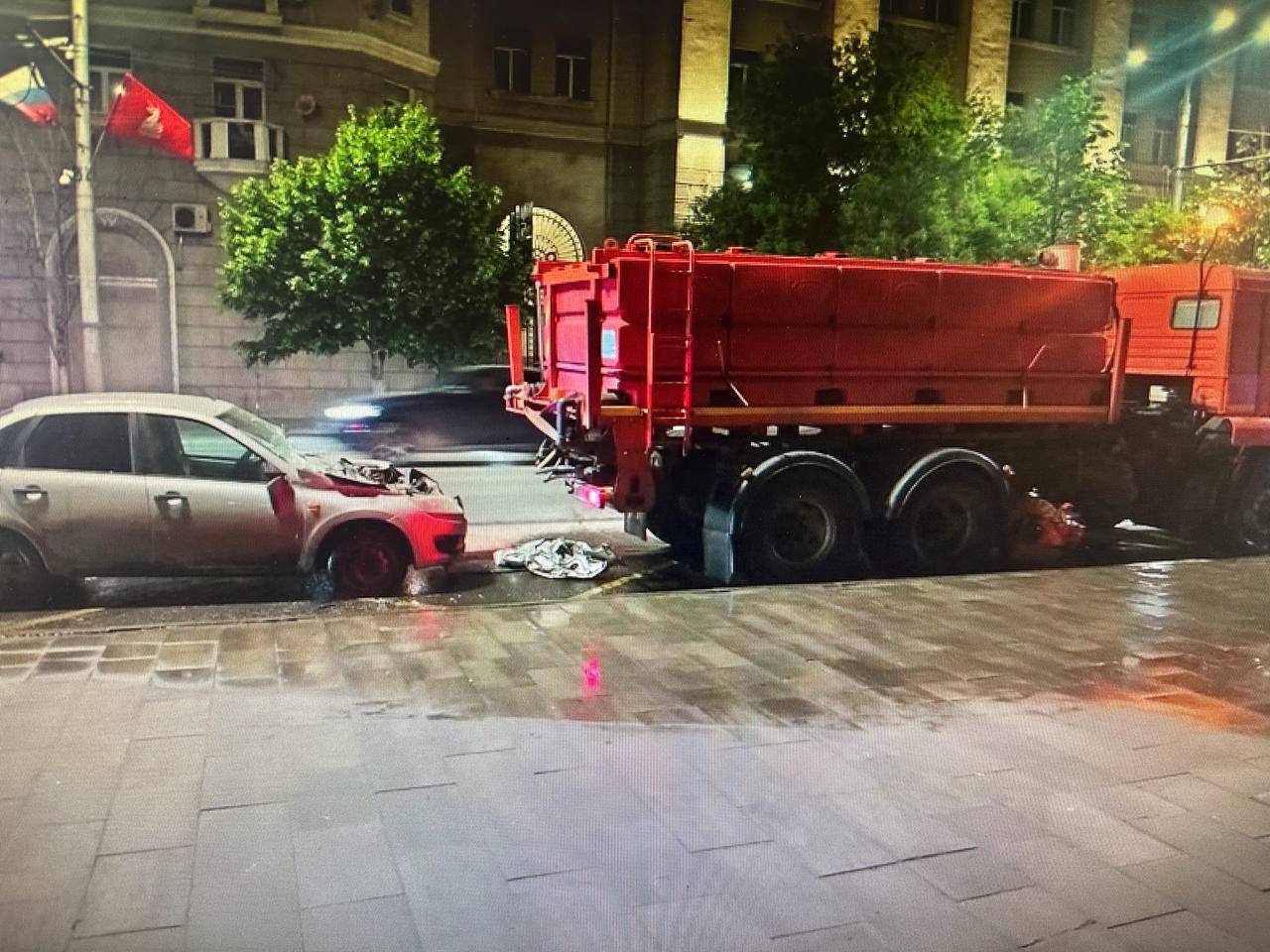 В центре Ростова легковушка врезалась в поливальную машину Накануне вечером в Ростове на Большой Садовой в районе дома № 73 27-летний водитель Lada Granta врезался в стоящую в правом ряду поливальную машину «Камаз». Водитель Lada получил травмы, его госпитализировали. #новостиростова #ростовнадону #дтп