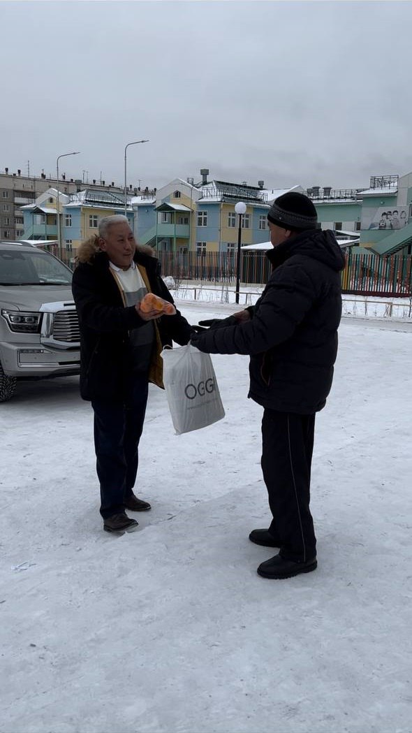 В Улан-Удэ депутаты подарили жителям тонну мандаринов  Горожан поздравили депутат Народного Хурала и депутат горсовета  Оригинальным способом поздравили жителей столицы Бурятии депутат Народного Хурала РБ Геннадий Бадмаев и его сын депутат Горсовета Улан-Удэ Алексей Бадмаев. Чтобы создать новогоднее настроение на улицах своих округов, они лично раздали одну тонну мандаринов.  Геннадий Бадмаев поздравлял горожан на остановках в поселках Забайкальский и Энергетик, в 140-х кварталах, на Шумяцкого и других улицах. Он обошел детские площадки и дворы, где больше всего детей. 4 ящика мандаринов депутат передал пансионату для престарелых и инвалидов «Нарата». Жители улицы Тулаева, поселков Светлый и Таежный получили от него по 3-4 ящика через ТСЖ и ТОСЫ. Также мандарины передали волонтерским организациям.   Алексей Бадмаев на своем округе №25 раздавал новогодние фрукты на улице Жердева около ТЦ «Заря», а также передал по несколько ящиков жителям активных домов, участвующих в жизни округа.   Жители были немало удивлены, что к ним подходили на улице депутаты, но их очень порадовал сюрприз, и они с улыбкой встречали народных избранников. Особенно трогательной оказалась реакция детей и пожилых людей, которым было приятно такое проявление заботы.